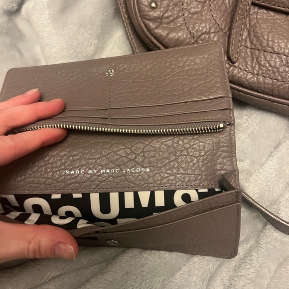 Marc by Marc Jacobs petal to the metal Natasha grey crossbody w/ matching wallet - Picture 5 of 16